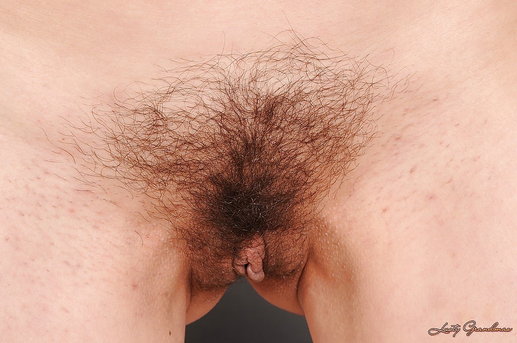 Мать одиночка раздевается в постели и показывает волосатую вагину 11 фото