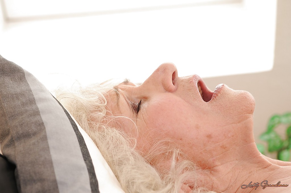 Бородатый мужик оттрахал похотливую старушку в чулках 6 фото