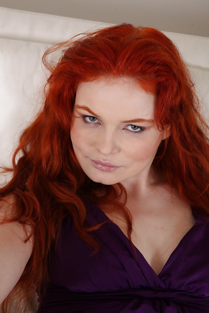 Рыжая онанистка засовывает в киску и анус бутылек массажного масла 1 фото