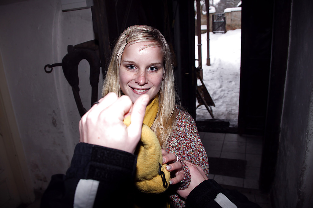 Секс от первого лица с молодой блондинкой в заброшенном здании 1 фото