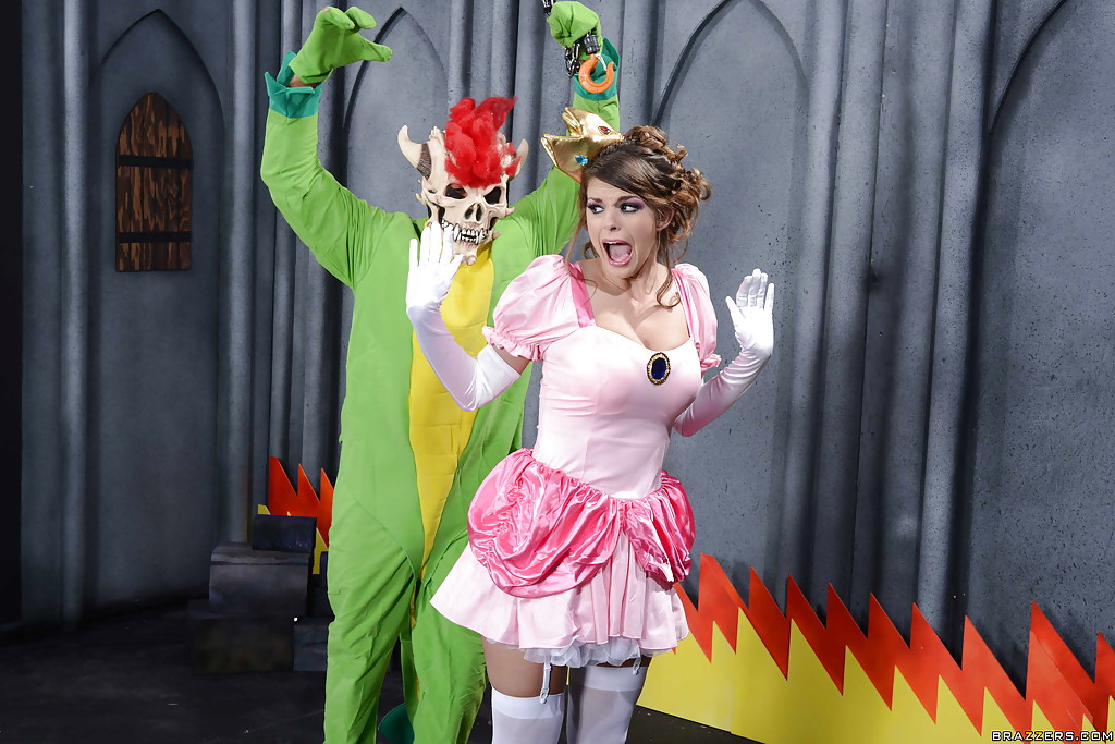 Косплей секс грудастой принцессы с Марио и Луиджи 1 фото