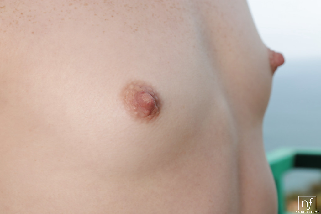 Рыжая девушка проветривает голую киску на балконе 7 фото