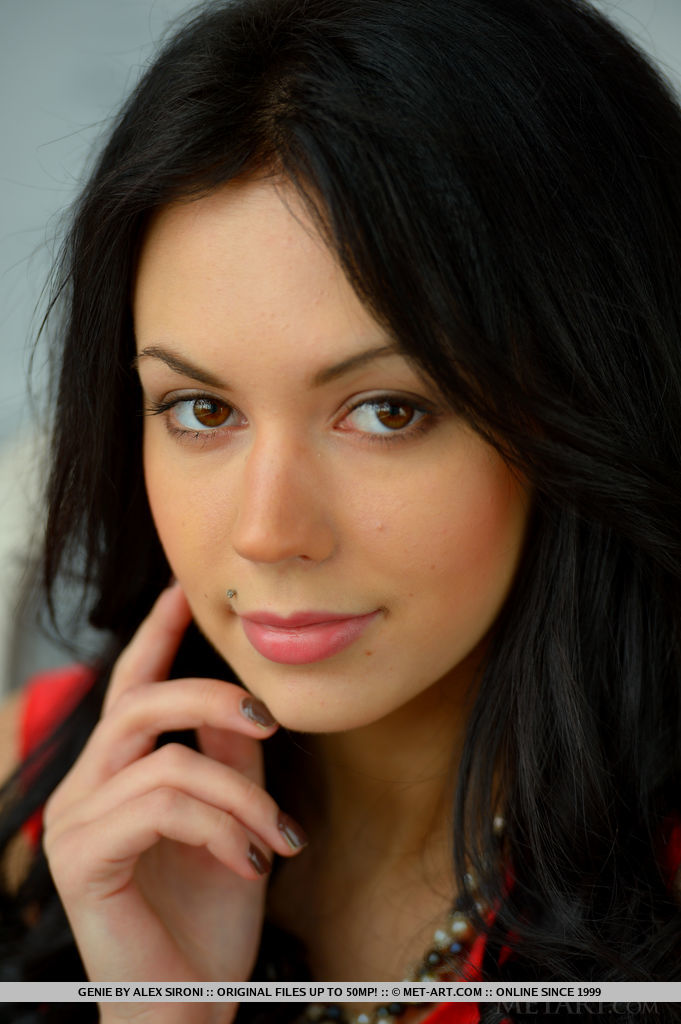 Красивая брюнетка хвастается гладкой киской 1 фото