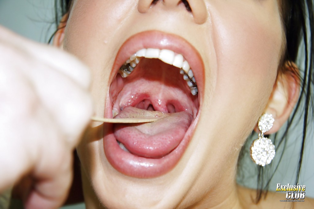 Голая брюнетка расставила ноги на кресле и подставила доктору вагину 7 фото