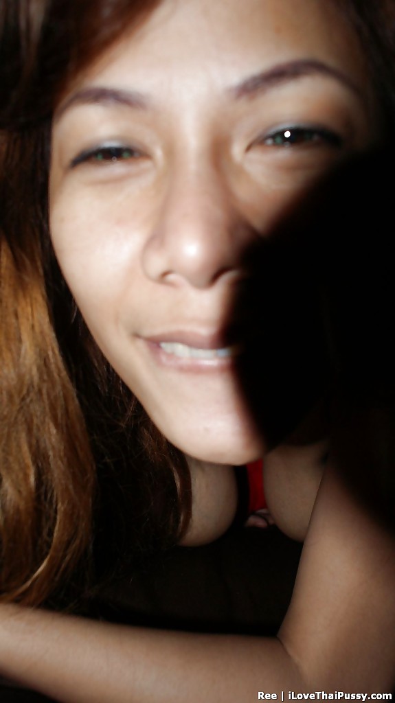 Развратная телка хвастается в спальне титьками и волосатой вагиной 12 фото