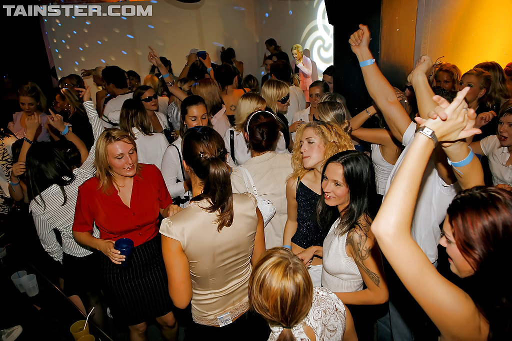 Барышни страстно сосут пенисы парней, торчащие из стены 4 фото