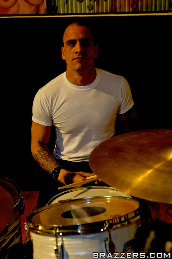 Барабанщик трахнул на полу блондинку и брюнетку после репетиции 1 фото