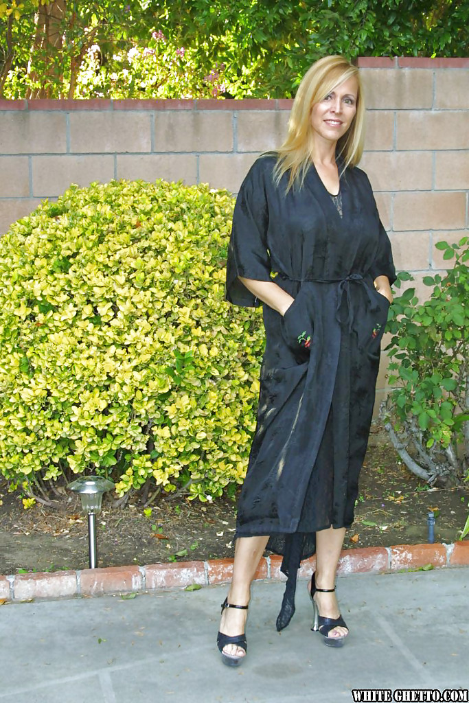 Зрелая сучка сняла одежду во дворе, а затем присела и показала щелку 1 фото