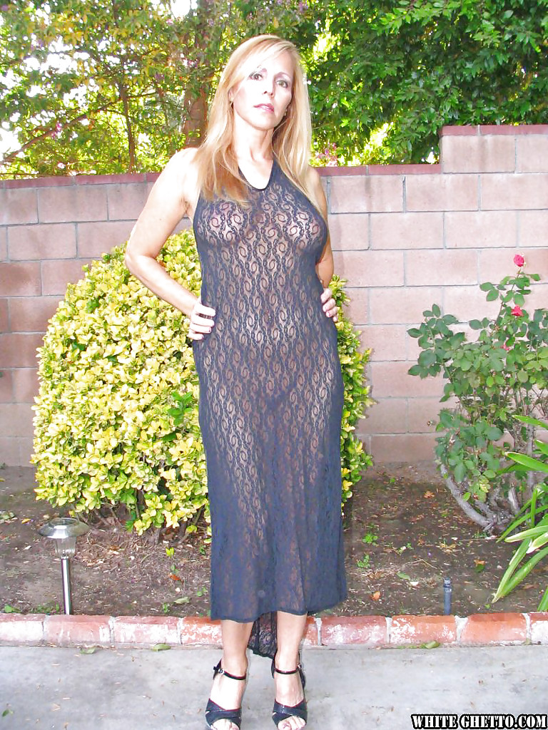 Зрелая сучка сняла одежду во дворе, а затем присела и показала щелку 2 фото