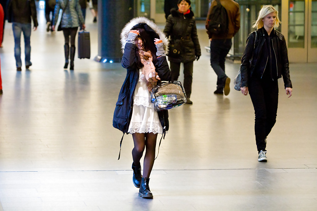 Девушка сняла трусы и мастурбирует письку в вагоне поезда 1 фото