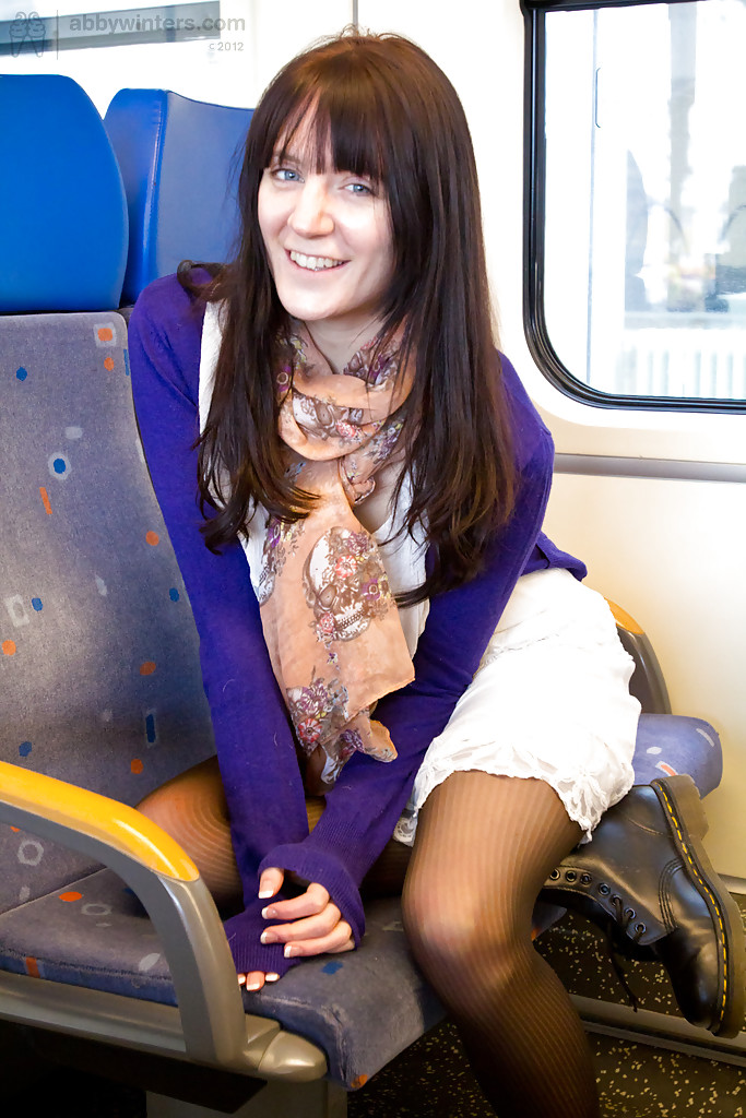 Девушка сняла трусы и мастурбирует письку в вагоне поезда 4 фото