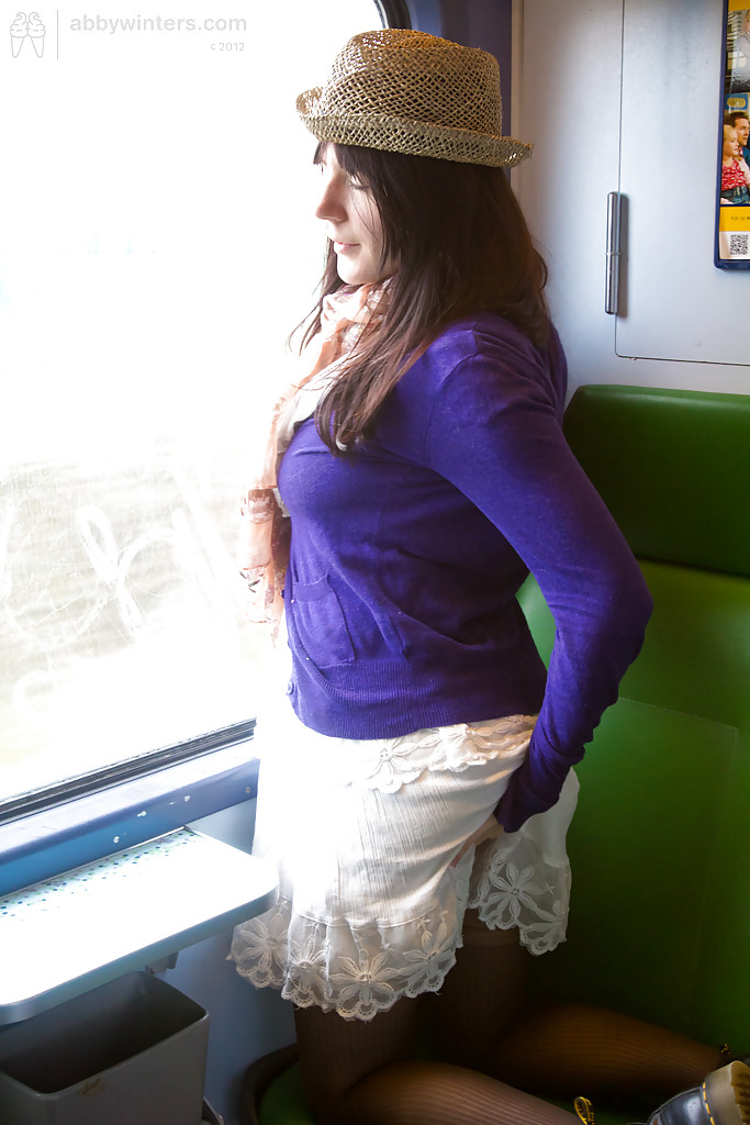 Девушка сняла трусы и мастурбирует письку в вагоне поезда 8 фото