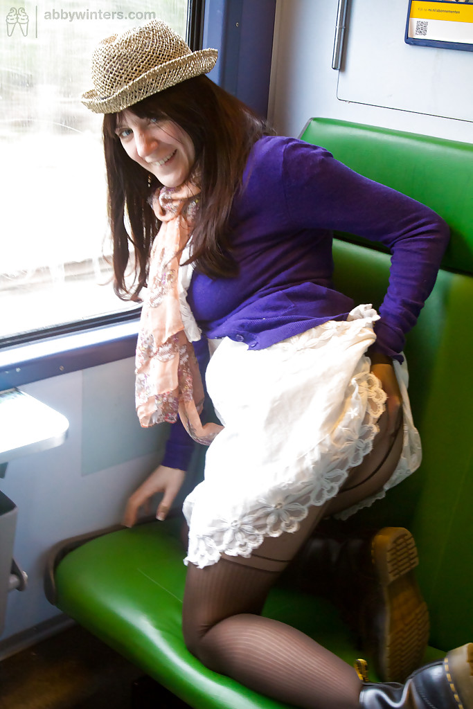 Девушка сняла трусы и мастурбирует письку в вагоне поезда 9 фото