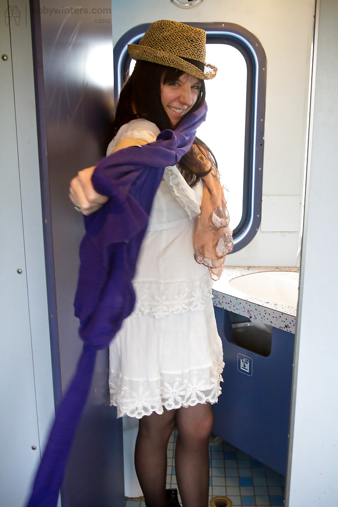 Девушка сняла трусы и мастурбирует письку в вагоне поезда 10 фото