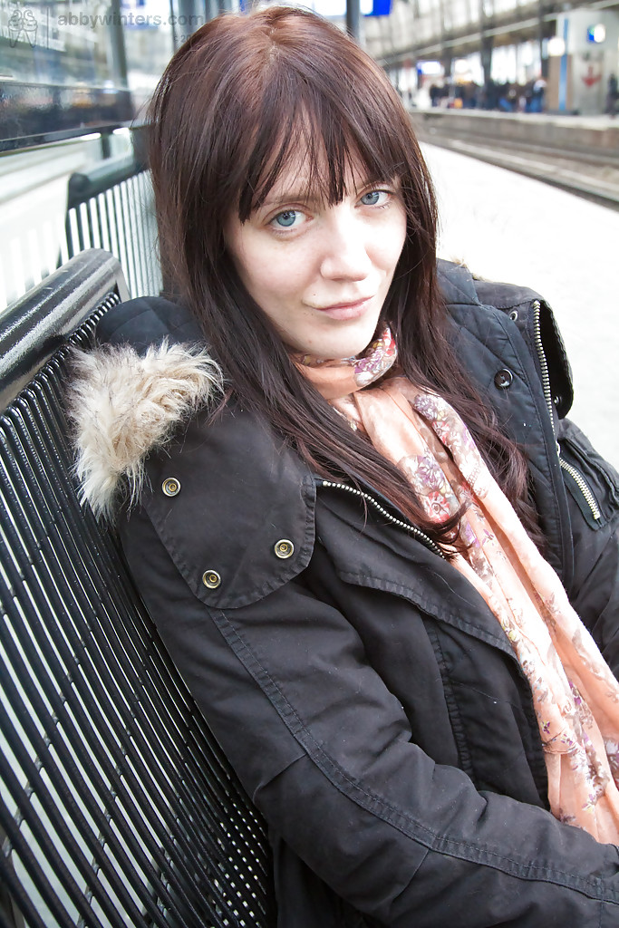 Девушка сняла трусы и мастурбирует письку в вагоне поезда 16 фото