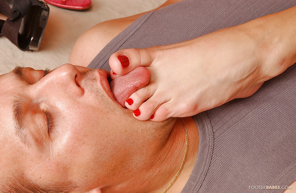 Мачо трахает фетишистку на полу возле входной двери 11 фото