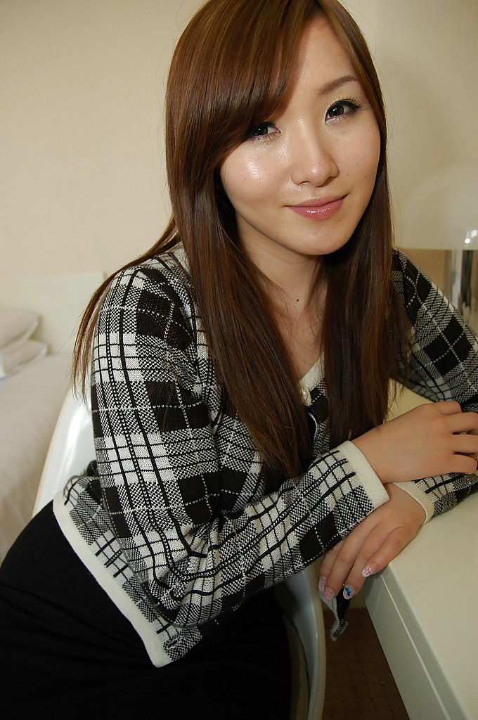 Азиатская девка разделась в спальне и показала сиськи 3 фото