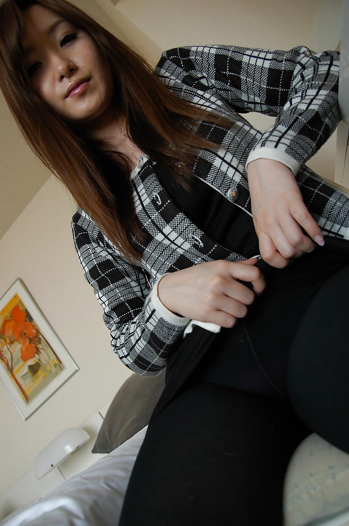 Азиатская девка разделась в спальне и показала сиськи 4 фото