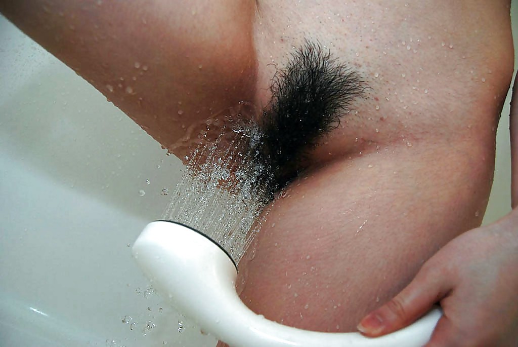 Молодая азиатка купается под душем и любуется волосатой пилоткой 12 фото