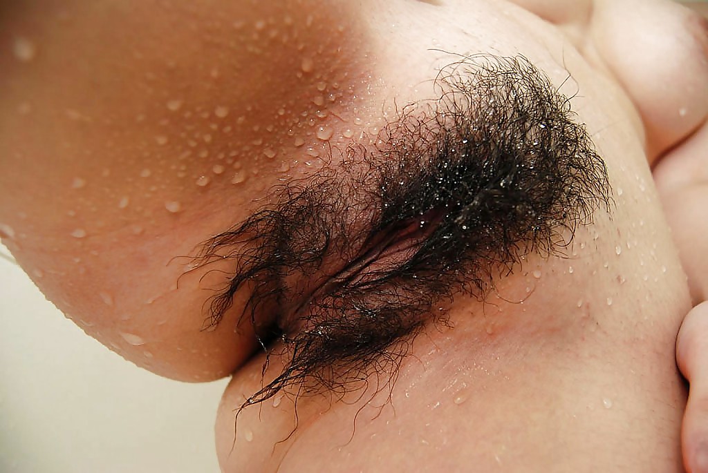 Молодая азиатка купается под душем и любуется волосатой пилоткой 15 фото