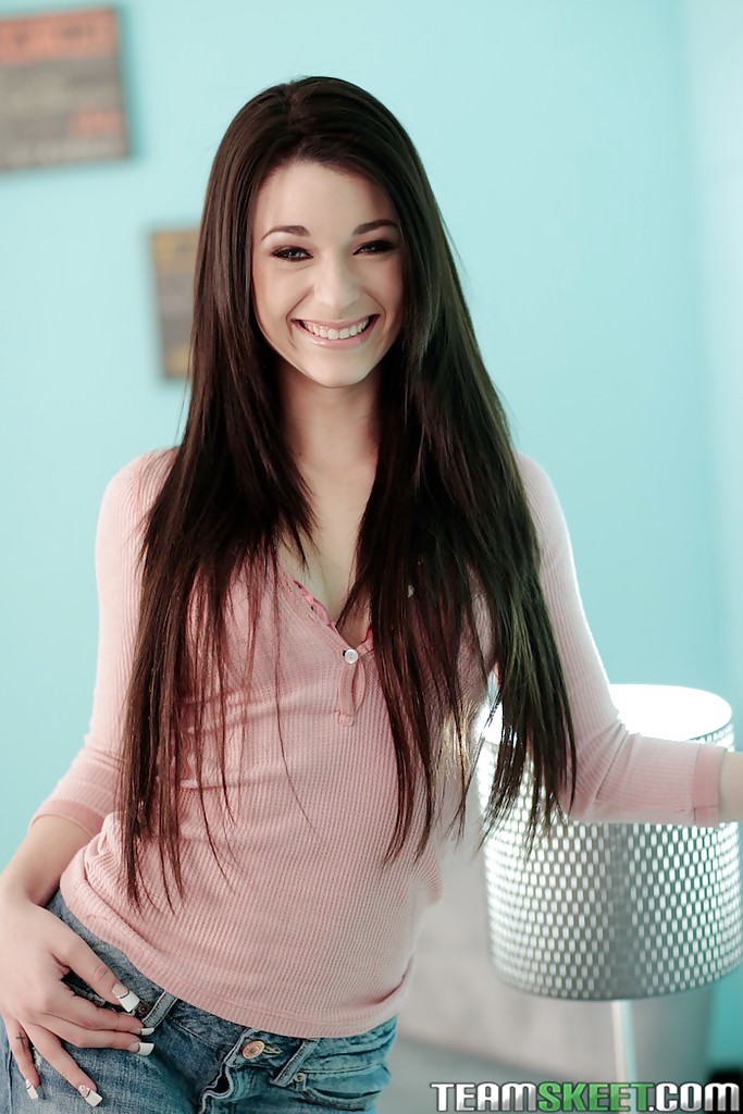 Стройная модель с тату на пояснице сняла белье и раздвинула пальцами половые губы на диване 5 фото