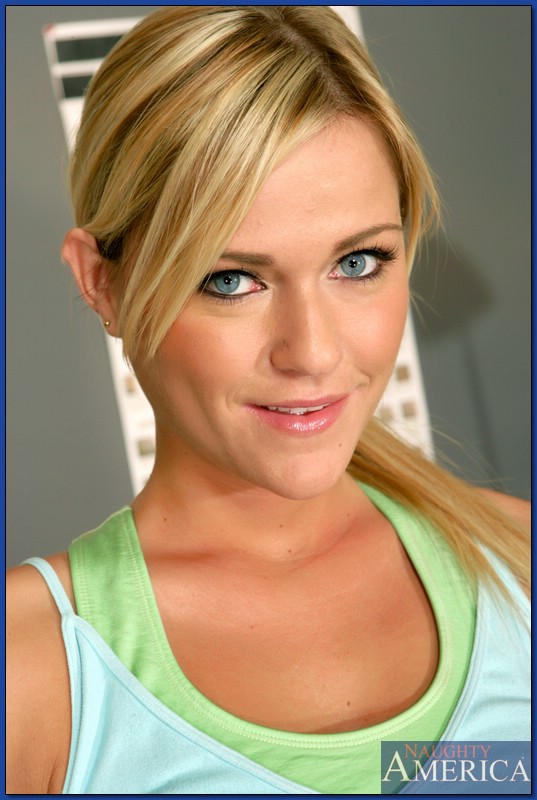 Голая давалка показывает розовую киску в кабинете бывшего парня 1 фото