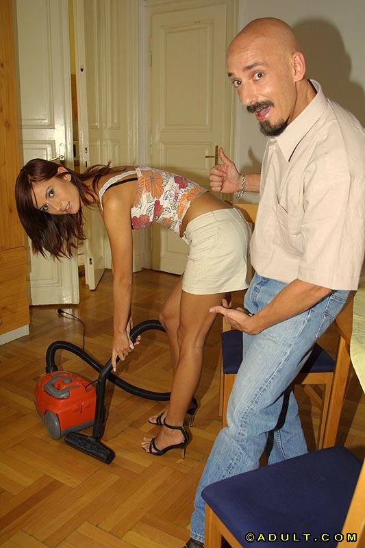 Лысый мачо дал гостье за щеку и транул ее в письку на столе 5 фото