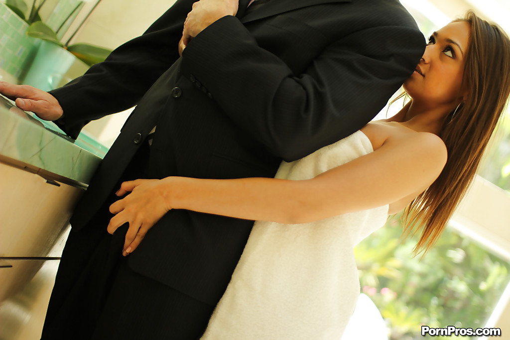 Молодая девушка умело сосет пенис любимого после душа 2 фото