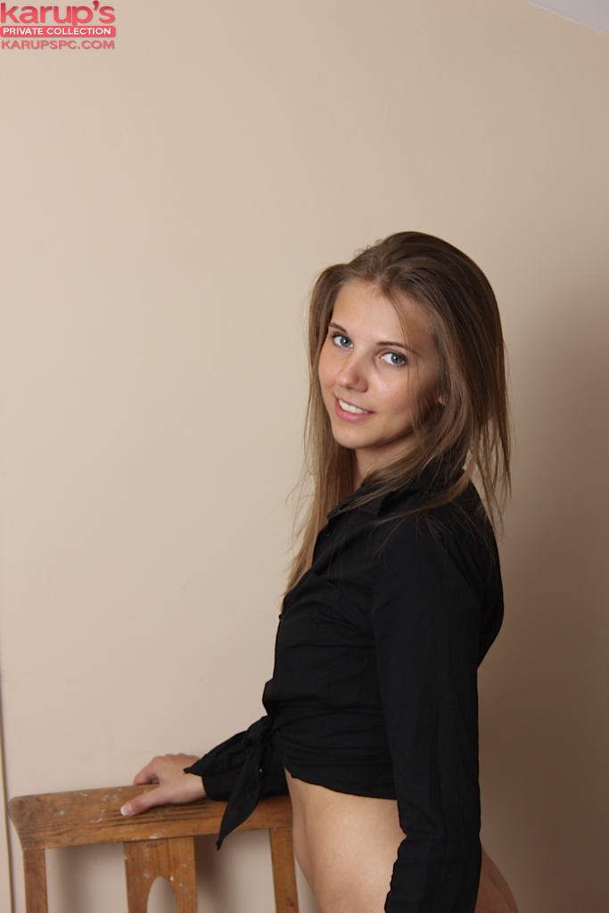 Молодуха в рубашке сидит на стуле и показывает сиськи и вагину 2 фото