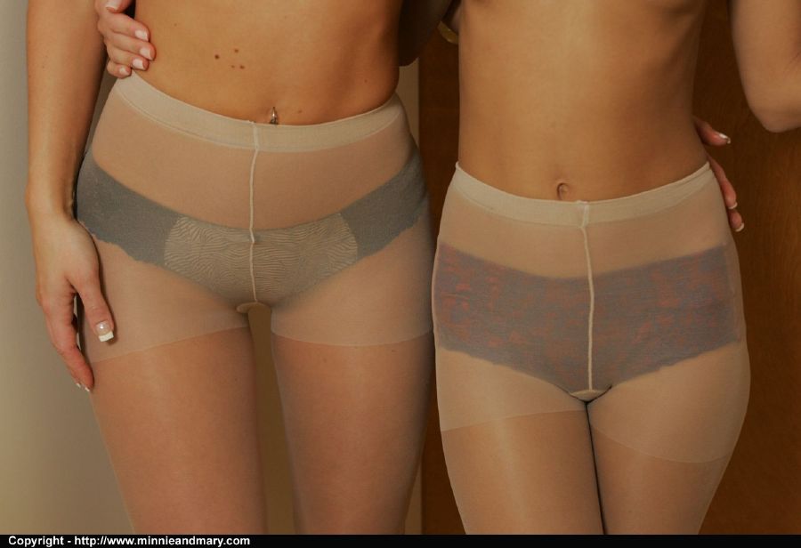 Молодые подруги оголились до нижнего белья и показали попки 9 фото