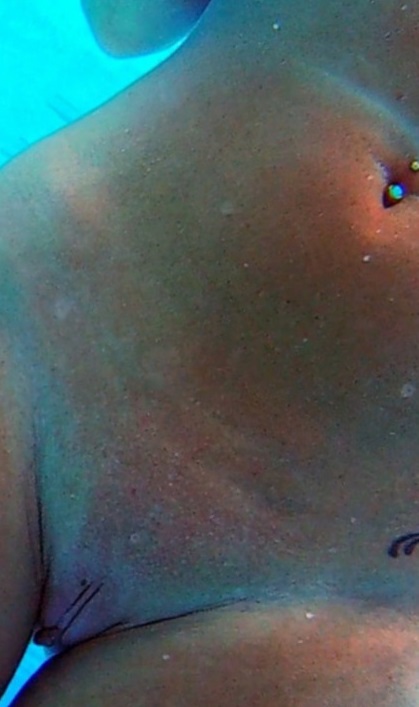 Девушки голышом палавют в бассейне и показывают аппетитные письки 9 фото