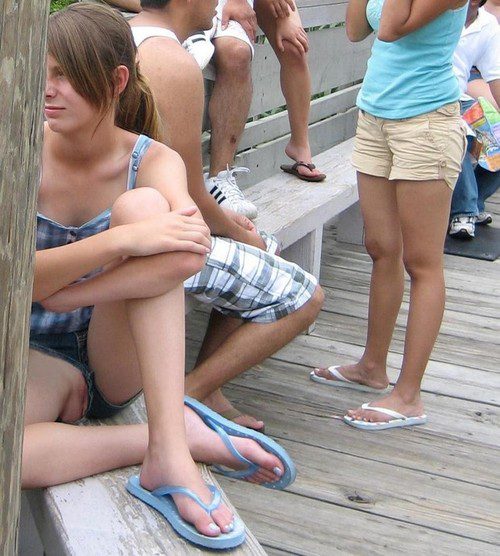 Бывшие светят сочными пилотками на улице 4 фото