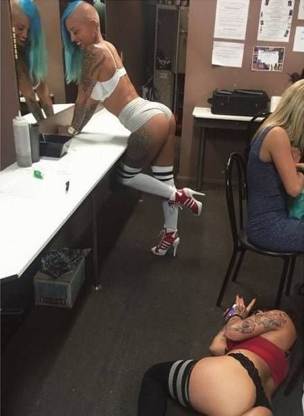 Симпатичные девушки с упругими ягодицами и красивыми дойками позируют перед камерой 1 фото