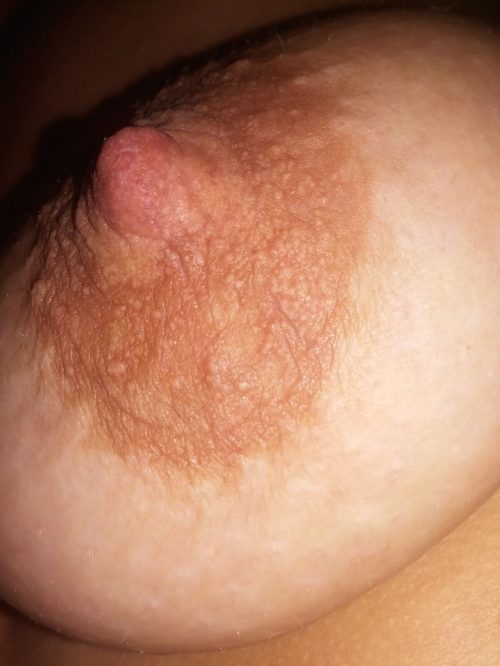 Нимфы оголили большие бюсты и хвастаются сосками 1 фото