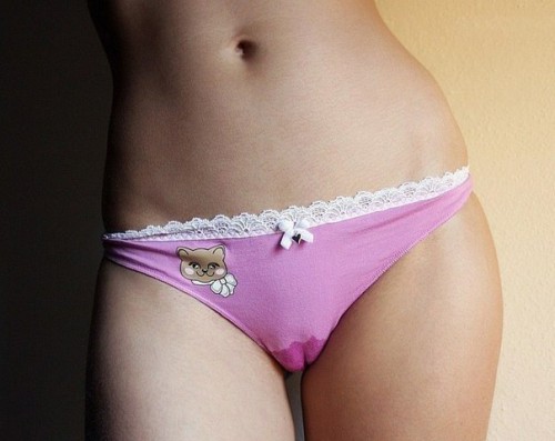 Возбужденные девки показали мокрые киски и трусики крупным планом 6 фото