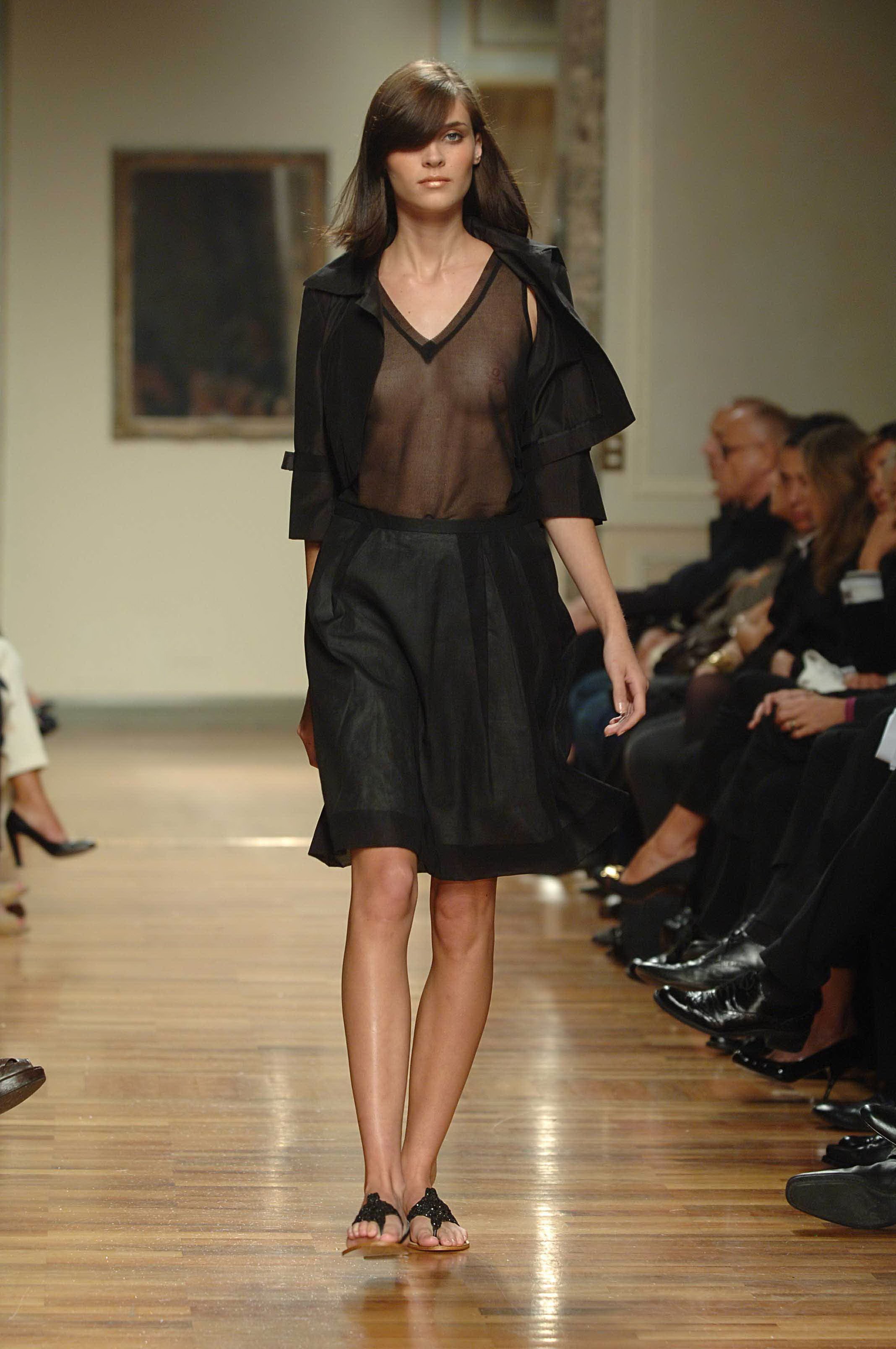 Модели дефилируют по подиуму и светят сиськами на показе мод 1 фото