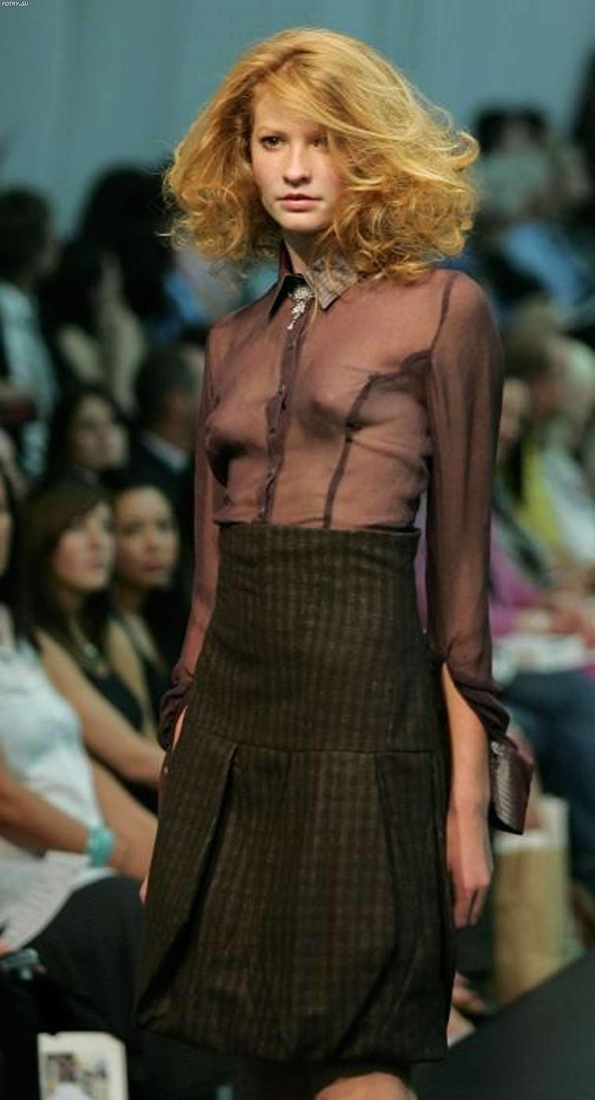 Модели дефилируют по подиуму и светят сиськами на показе мод 8 фото