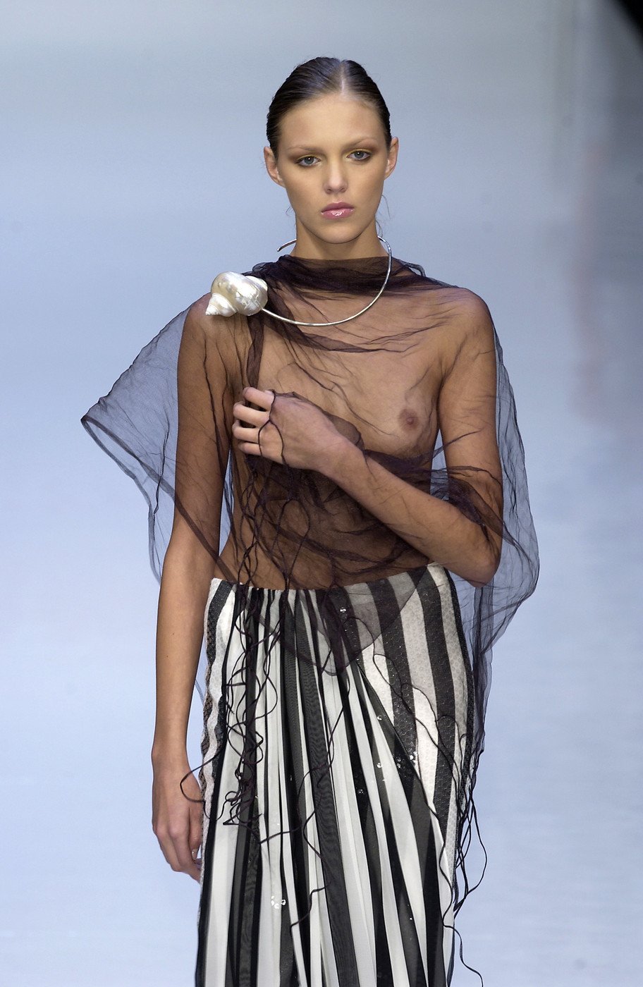 Модели дефилируют по подиуму и светят сиськами на показе мод 9 фото