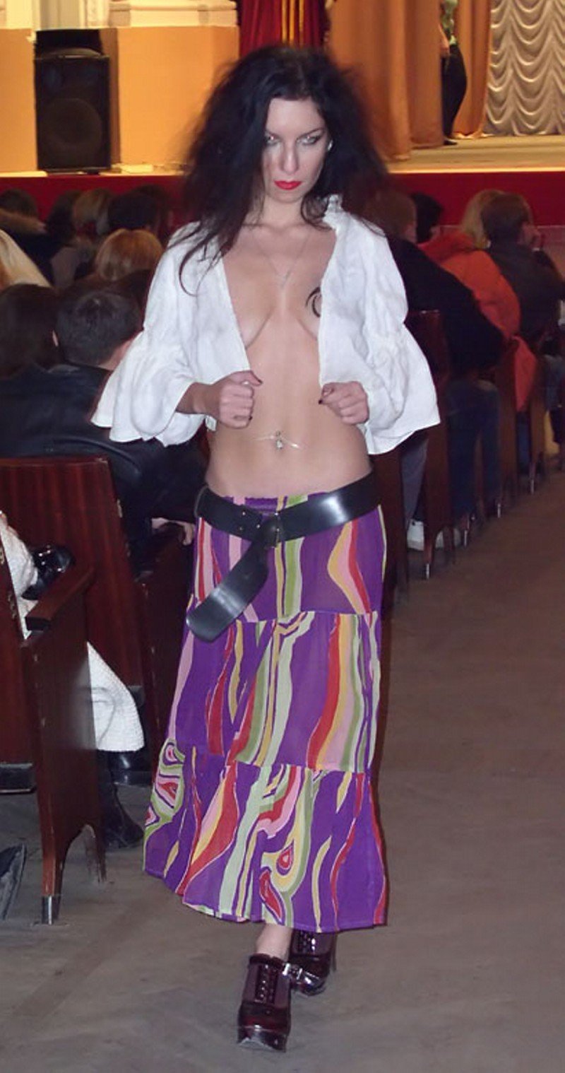 Модели дефилируют по подиуму и светят сиськами на показе мод 13 фото