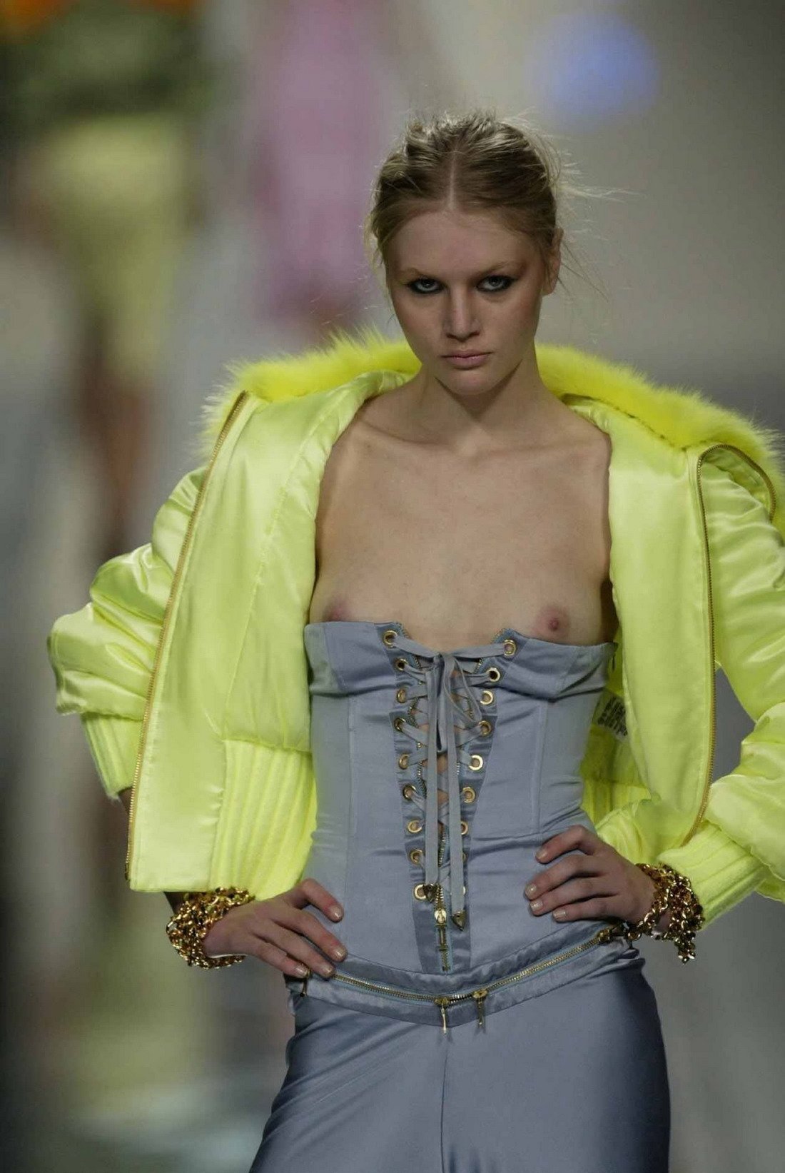 Модели дефилируют по подиуму и светят сиськами на показе мод 15 фото