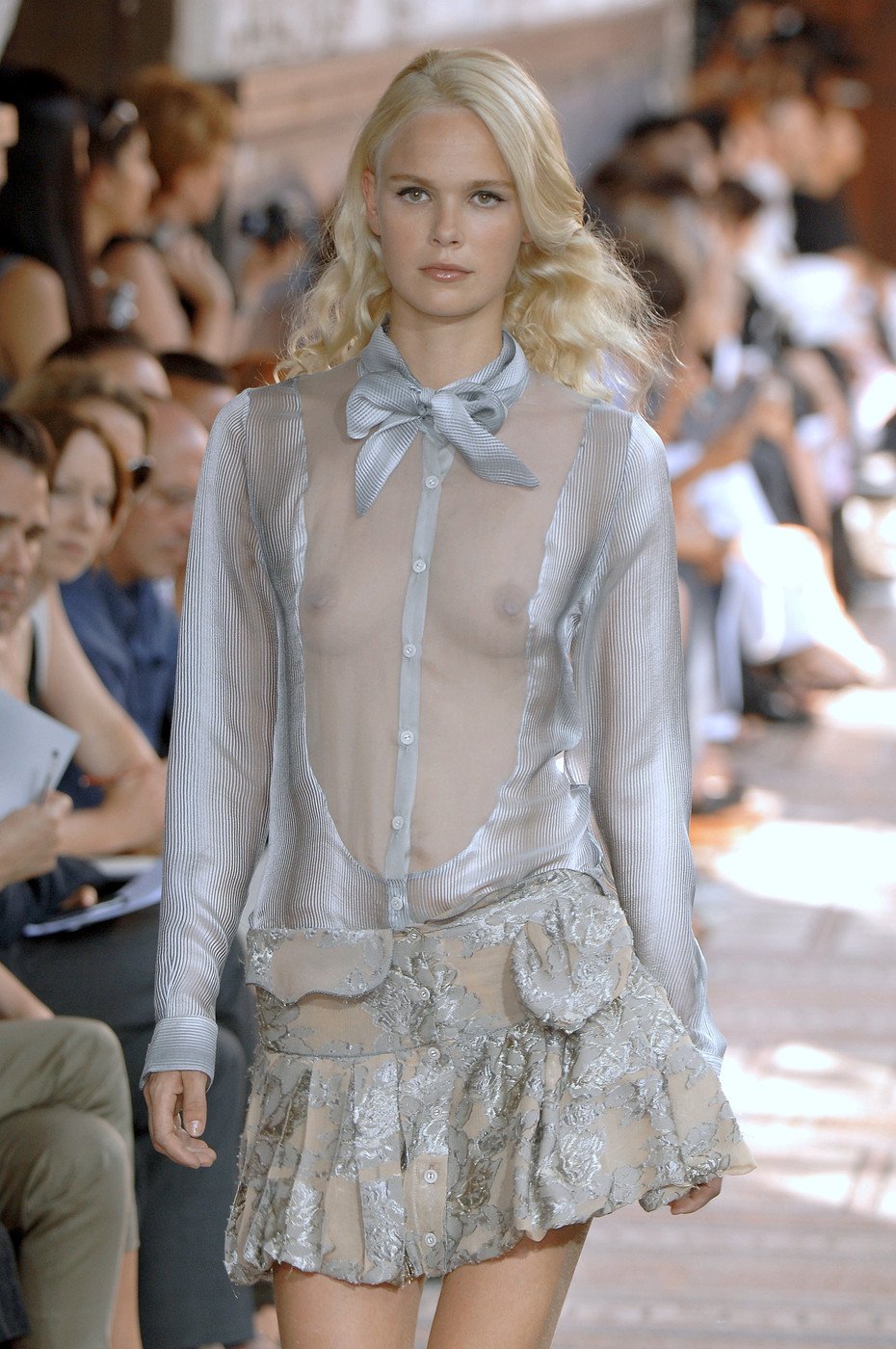 Модели дефилируют по подиуму и светят сиськами на показе мод 16 фото