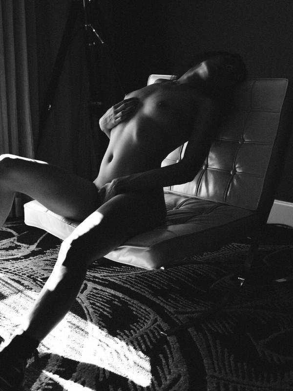 Молодые модели показали красивые титьки и аппетитные ягодицы 12 фото