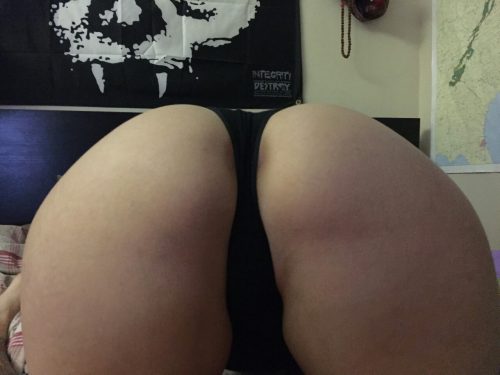 Нимфы в трусах встали раком и светят упругими ягодицами 20 фото