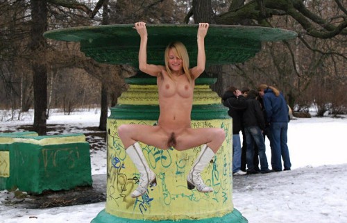 Телки вышли зимой на лицу голышом и похвастались кисками и дойками 2 фото