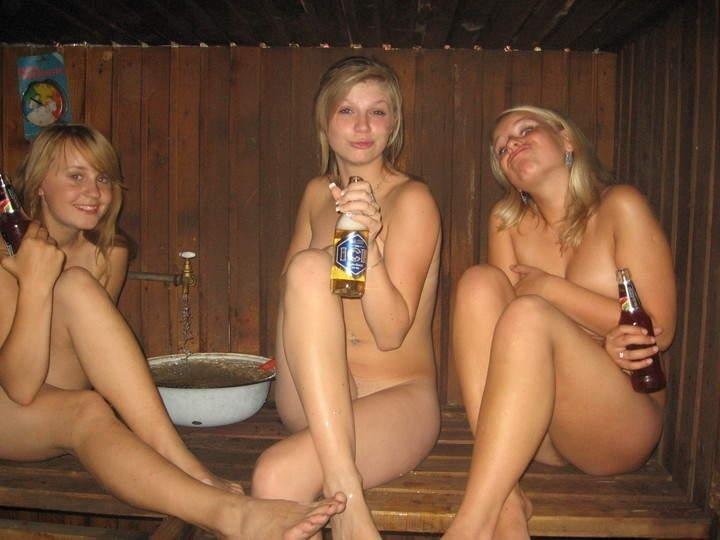 Девушки с голыми сиськами делают селфи в домашней обстановке 5 фото