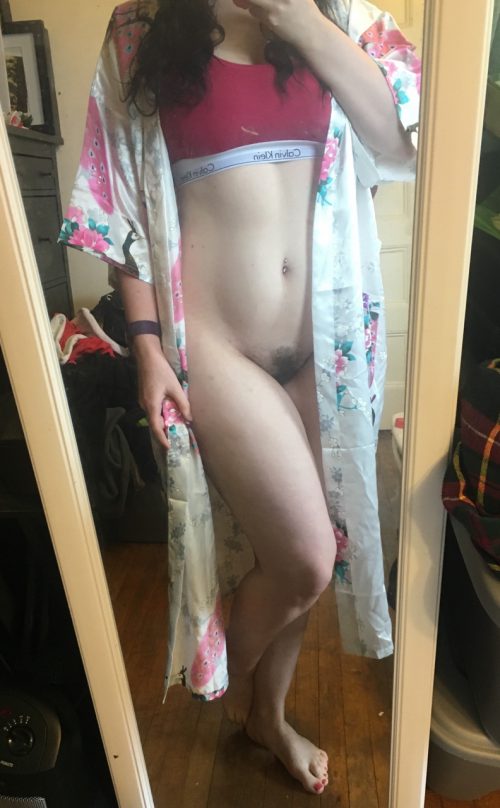 Девушки без трусов светят аппетитными попами и кисками 11 фото