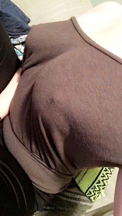 Развратные телки хвастаются бюстами, не снимая футболок 6 фото