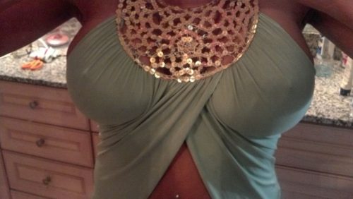 Развратные телки хвастаются бюстами, не снимая футболок 8 фото