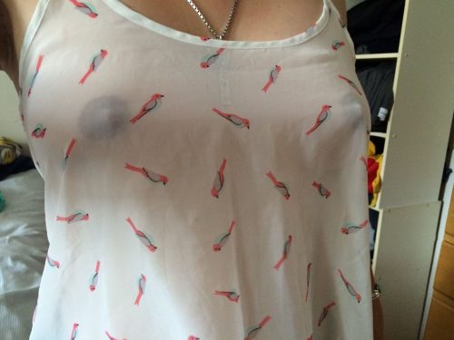 Развратные телки хвастаются бюстами, не снимая футболок 9 фото