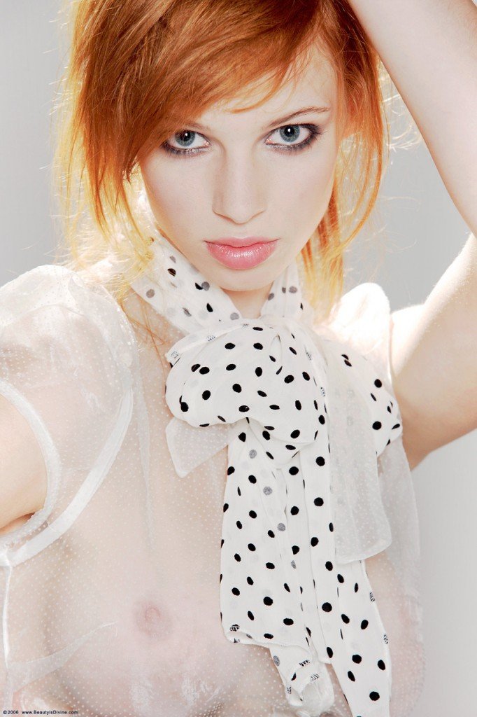 Начинающие модели светят упругими попками и сиськами 15 фото